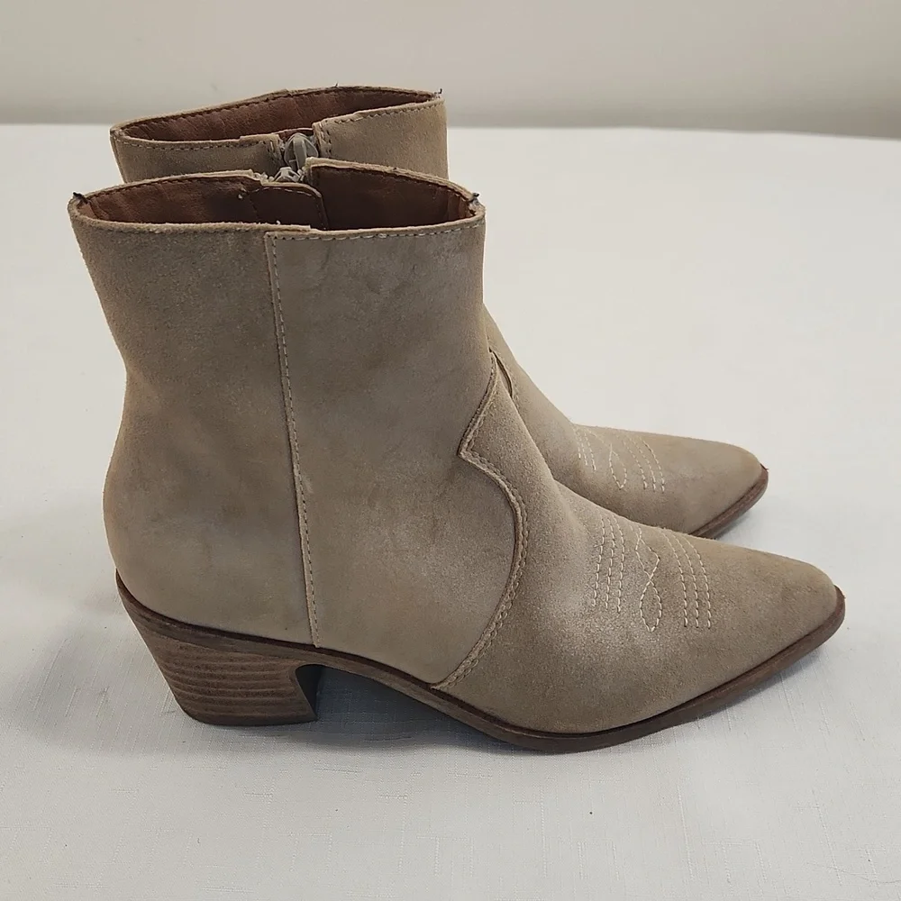 Lucky Brand Goddiy Western Ankle Booties. Taupe Suede. Size 6